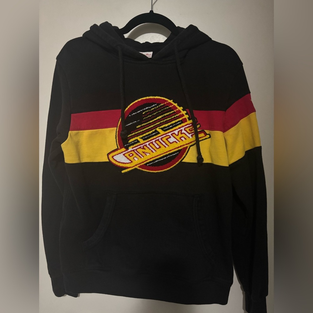 Canucks hoodie women small retro